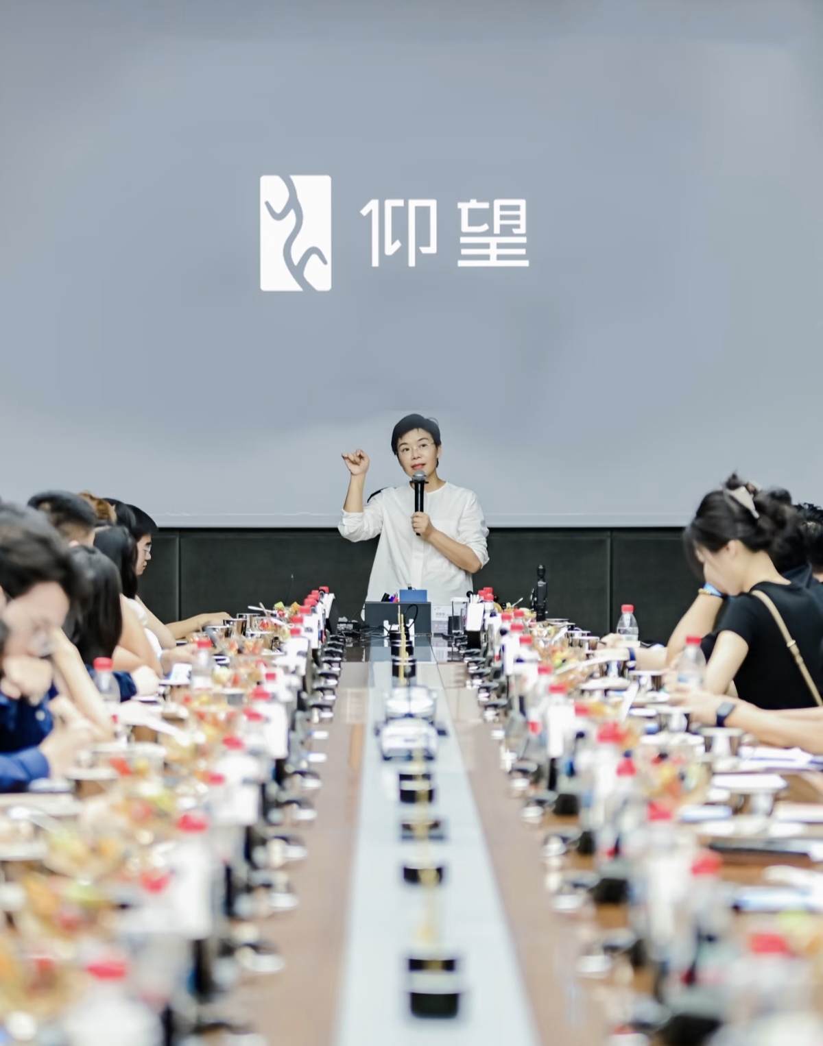 比亚迪整了个大活:
仰望销售事业部总经理胡晓庆官宣，仰望U7纯电量产车在南宁完成3万公里超长耐力挑战。本次测试全部使用未经改装的量产原车，采用换人不换车的高强度测试模式，车辆最高时速可达240km/h，跑完3万公里总耗时8天19时58分。南宁高温高湿的环境，叠加长时间高速行驶、高频快充循环，持续对电