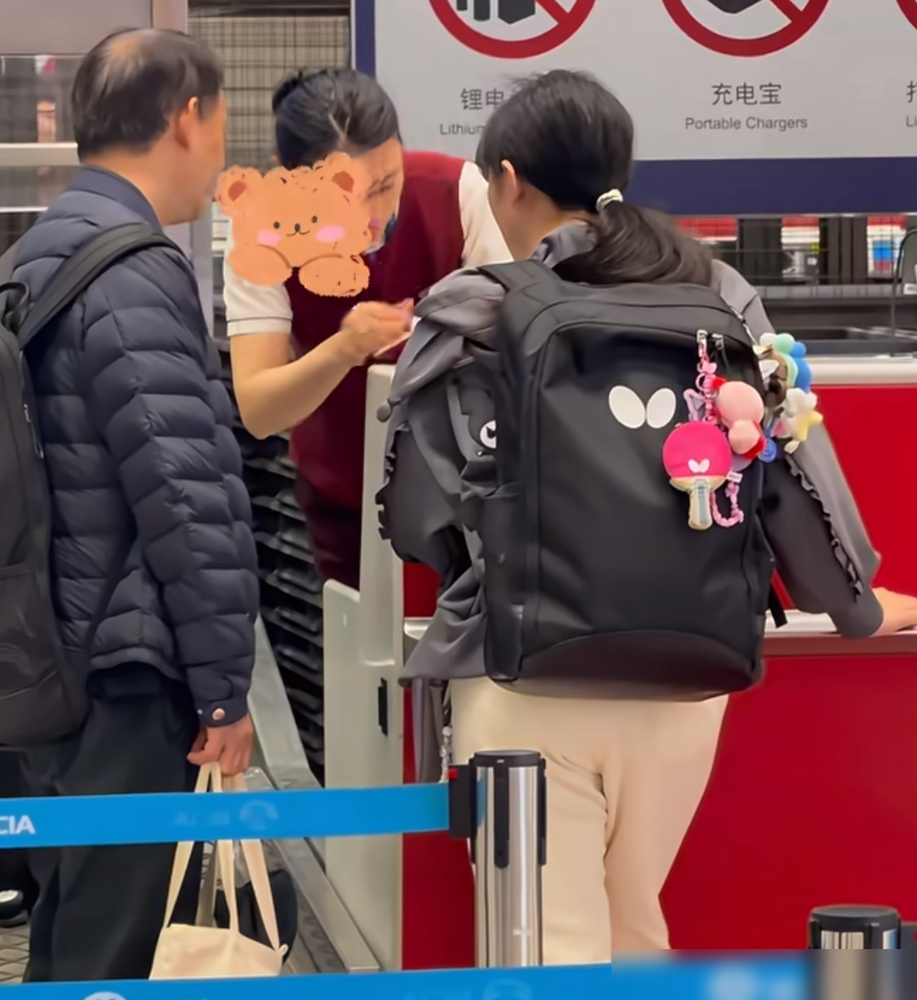 张本美和在中国大满贯拿了女双亚军、两个四强，10月12日返程回日本，身边只跟着老爹张本宇。哥哥张本智和止步16强，压根没露脸。
美和在女单半决赛1比4输给王曼昱，生涯15次交手输14次。她赛后原话：想赢她，你得完美无缺。排名世界第3，却说自己跟前两名隔着天堑。
淘汰王艺迪那场，记者问她怎么赢的，