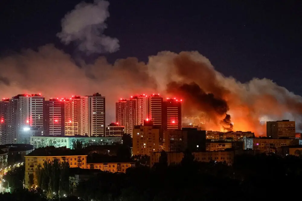 9月8日凌晨，俄军恢复对基辅的空袭，这次用的不是普通武器——弹道导弹、巡航导弹、反舰导弹、喷气式无人机，几乎把家底都亮出来了。
 
警报在凌晨三点多响起，基辅全城进入防空状态，多轮爆炸声接连出现，爆炸位置分布在市内多个区域，周边建筑碎片散落，部分区域起火，救援人员随后进入现场处置。
 
俄方对外说明