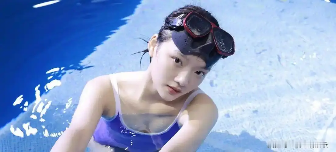 人儿如此美丽，歌儿这般清甜，美女与美景相得益彰，实在绝妙，真让人忍不住...