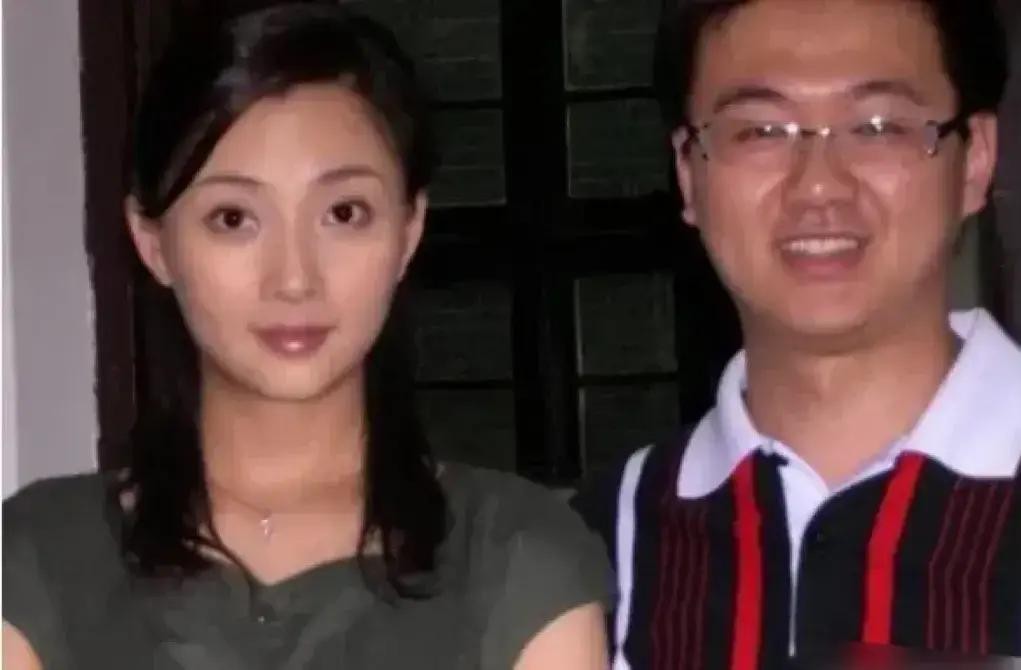 当年，殷桃在富豪孙东海的疯狂追求下，成为了他的女人，没想到孙东海还忘不了女星李小冉，殷桃怒气冲冲地找孙东海理论，孙东海却说：我的事轮不到你一个戏子来管！

殷桃站在原地，没动。孙东海的话像根针，扎进去的时候不觉得疼，过一会儿才慢慢渗出血来。她看着孙东海转身走向书房的背影，那扇厚重的红木门在他身后关上