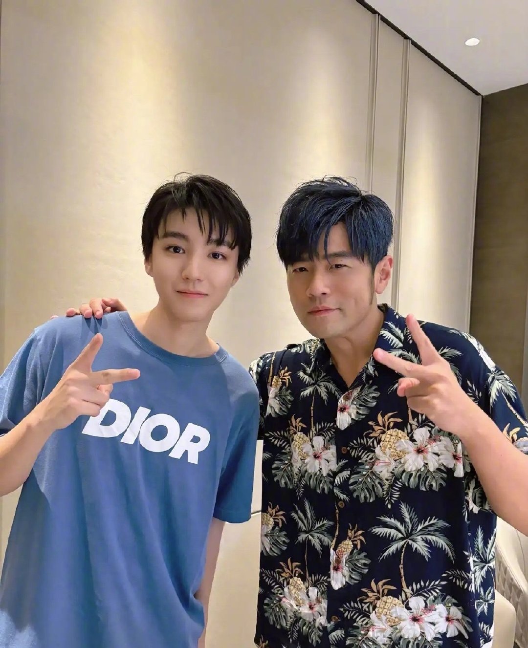#王俊凯周杰伦友谊#王俊凯与的友谊有了最新注脚——9月19日王俊凯北京演唱会上，周杰伦为他作曲的新歌完成首唱，周杰伦随后在ins发文“唉呦小凯首唱新歌”，这段跨越十余年的偶像与粉丝情谊，已经彻底升华为彼此成就的忘年之交。 ​