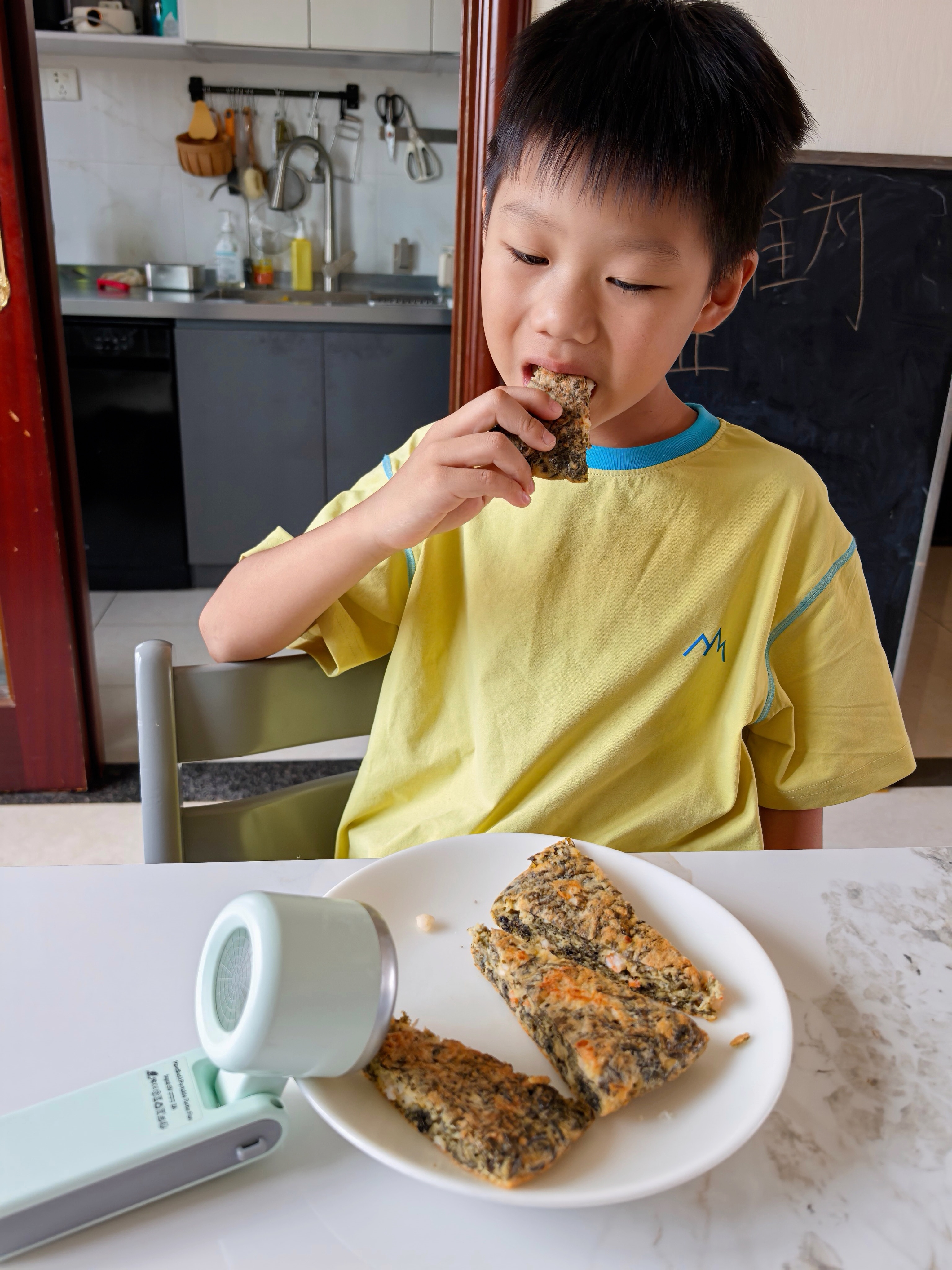 一年级小学生的早餐虾仁紫菜饼+五谷杂粮米糊+青提 ​​​