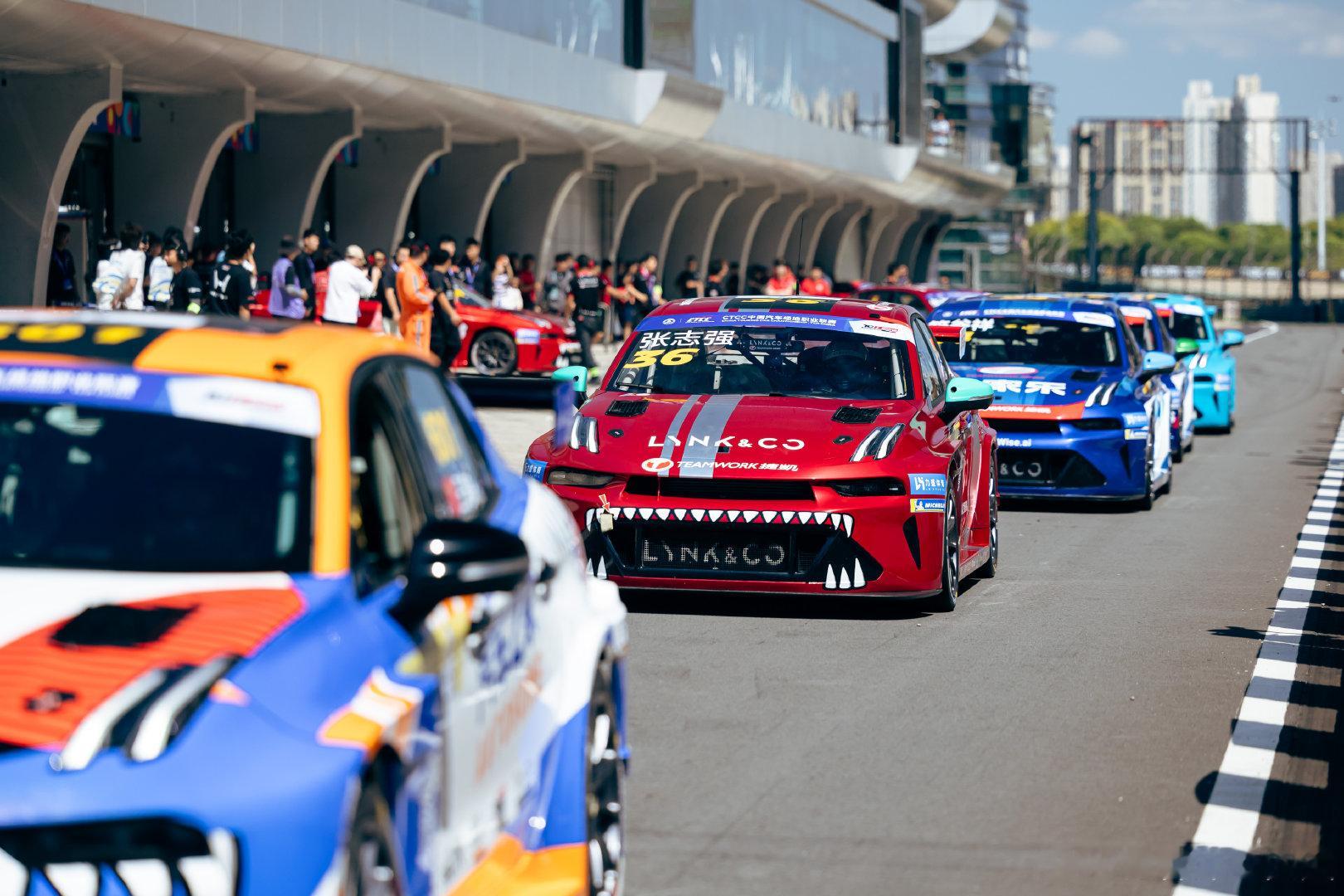 #上海赛道上有个新吴彦祖# 什么叫双向奔赴，吴彦祖和领克03+TCR就是。一个用成绩打破艺人玩票的偏见，一个用七年九冠证明国产赛车的实力。 ​