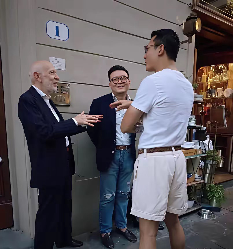朱珠嫁的那个男人王昀佳，大家以为他自带老钱基因，其实他是在北京CBD开了家店，专门给企业主做一套起步价2万的西装。 ​​​