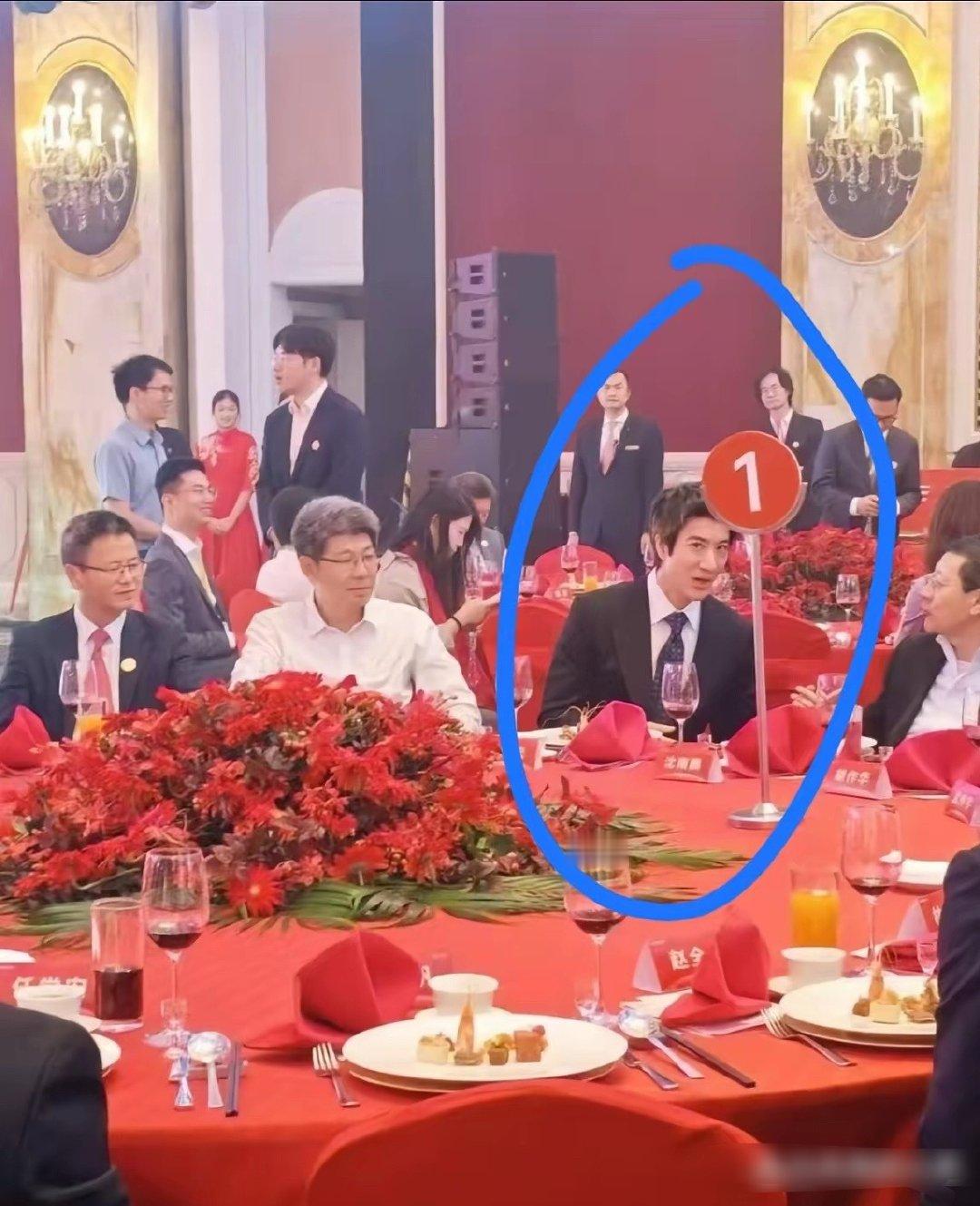 终于知道为啥这么多明星，王力宏能坐宇树科技答谢宴主桌了，不是因为王兴兴喜欢他，也不是他中了宇树科技的签，而是因为那场演唱会… ​