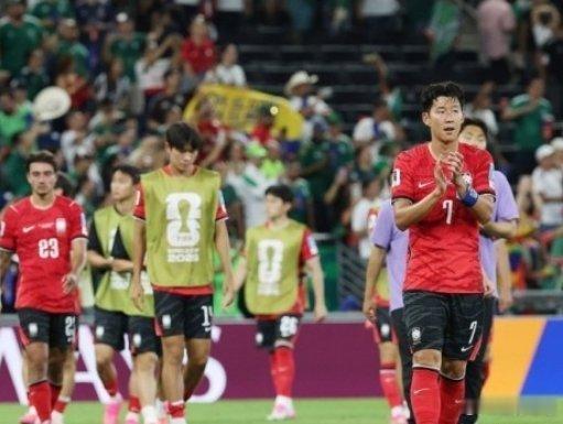 韩国队一胜两负没有晋级淘汰赛，糟糕的表现被韩国各界怒批，连韩国总统都怒...