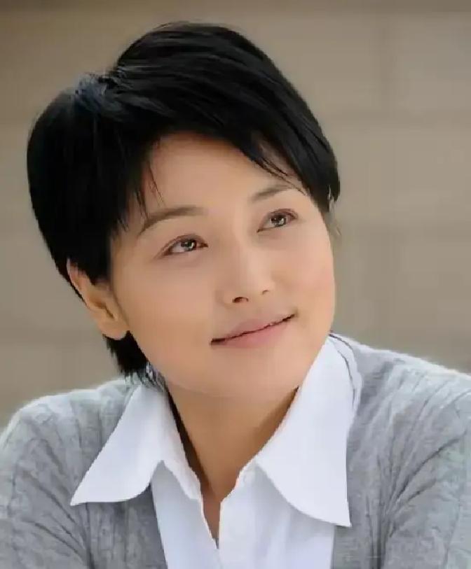 2005年，张延发现自己怀孕。她给老公张锦程打电话报喜，但张锦程却态度冷淡：“我知道了，就这样吧。”张延一惊，莫非遇到了渣男，孩子要保不住了？
 
电话挂断后的几分钟里，张延一直坐在医院的走廊长椅上没动。她把化验单折起来，又展开，再折起来。旁边有个孕妇在丈夫的搀扶下慢慢走过，笑声很低。
 
她站起来