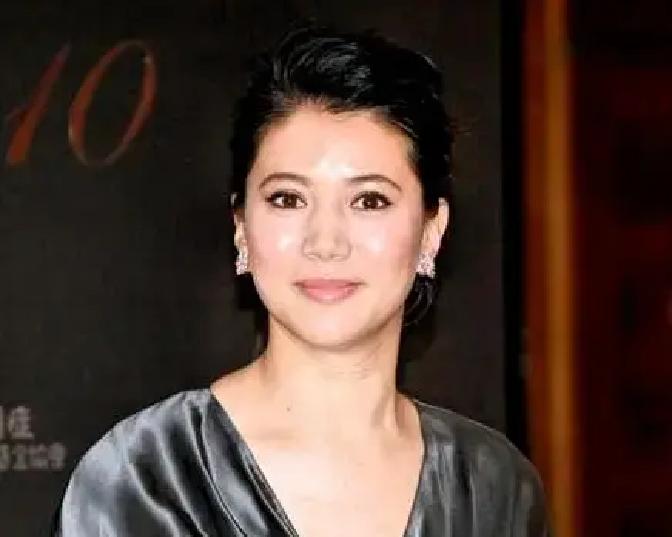 很多人当年都被袁咏仪的短发给骗了，总觉得她大大咧咧像个假小子，甚至没搞懂她凭什么被叫“靓靓”。
其实倒回去看1990年，她刚满18岁拿下港姐冠军和最上镜小姐那会儿，大波浪配红唇，整个人明艳得晃眼。
后来为了拍戏，一头利落短发演《新不了情》和《金枝玉叶》，直接连庄两届金像奖影后。
角色太深入人心