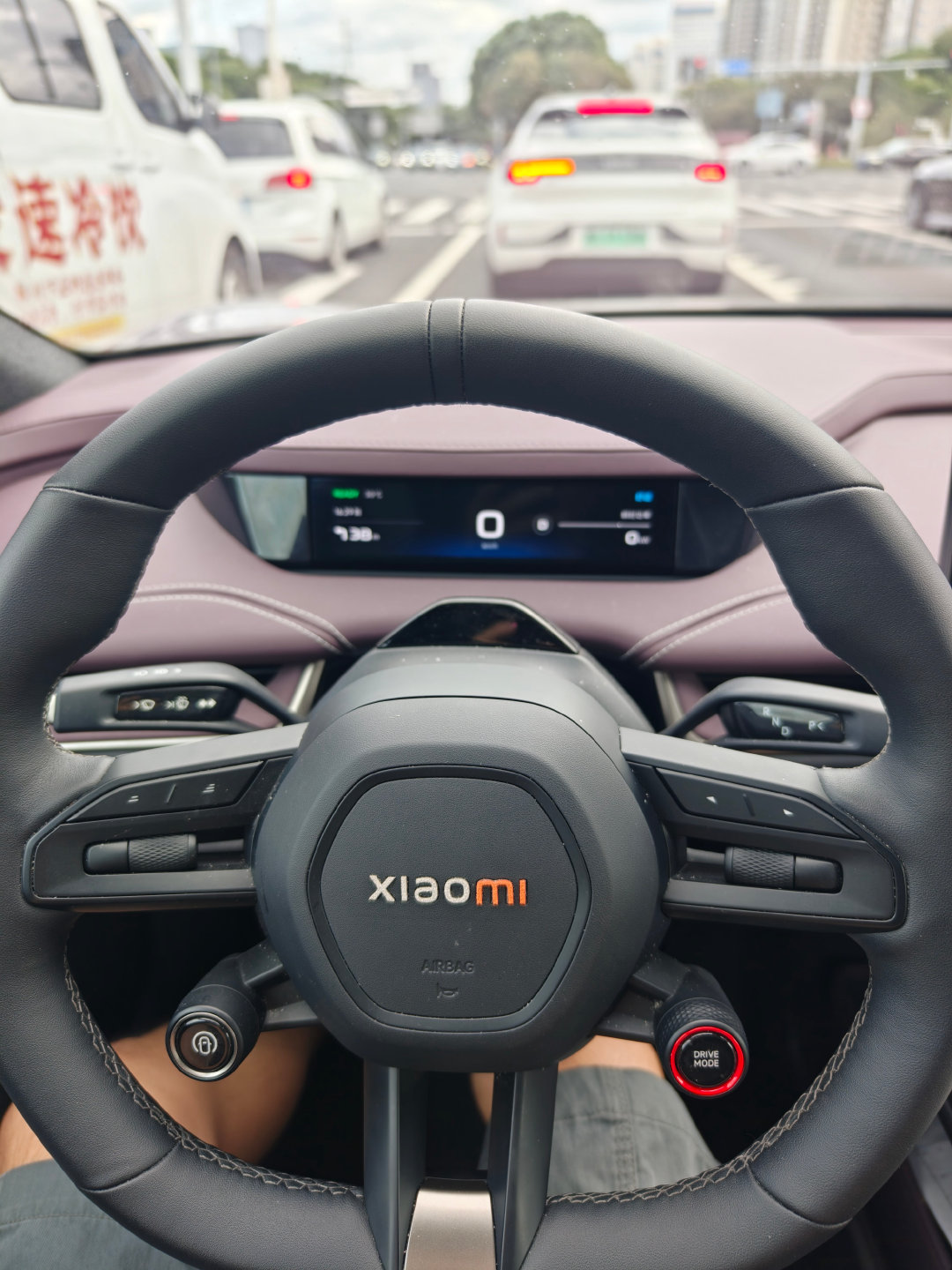 #zhudi新能源分享# 

找个机会试一下su7max吧，这个基础版没花头。

我不喜欢他的运动模式，太假了。

刹车脚感也不是我喜欢的，不过长期开适应了也还好，前中后三段自己能找到对应的力道。

音响简直答辩[无聊]

今天没开高架跟高速，体验还是不够 ​