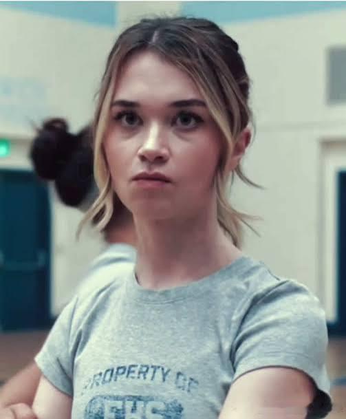 #魔女嘉莉# 剧集版里这个女孩子Christine Hargensen 是真的吓人。原本看电影版时，我只觉得Carrie的母亲吓人，Carrie后来也变得吓人。但这个Christine 原本我以为只是一个学校里的bully、meangirl，但在剧版中真的是evil，我个人觉得都超出霸凌者的范畴。

首先，霸凌者往往觉得自己有更多权势地位，有 ​