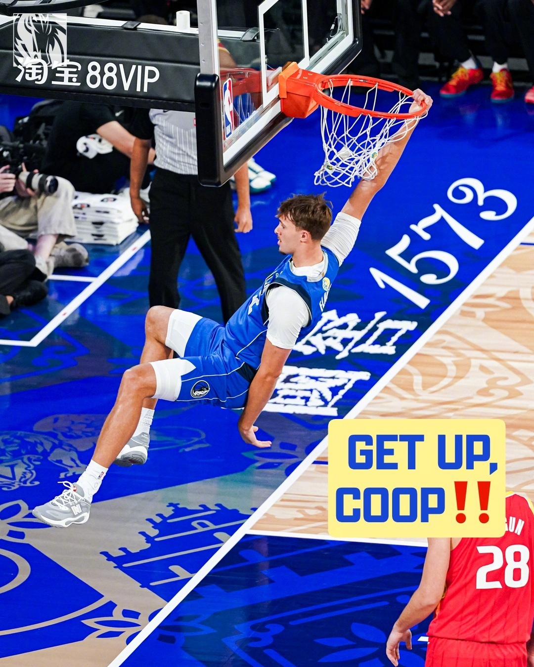 #nba中国赛2026# 火箭以135-117击败独行侠。有了控卫的火箭确实是打得更好了，新赛季的他们也让人更加期待。

伊森20分9板2助2断、杜兰特15分2助、范弗里特17分2板7助2断、申京16分10板10助、谢泼德16分、桑顿13分2助、史密斯12分4板1助、阿门8分7板2助。

弗拉格19分6板3助、马绍尔16分2板3助、克里斯 ​