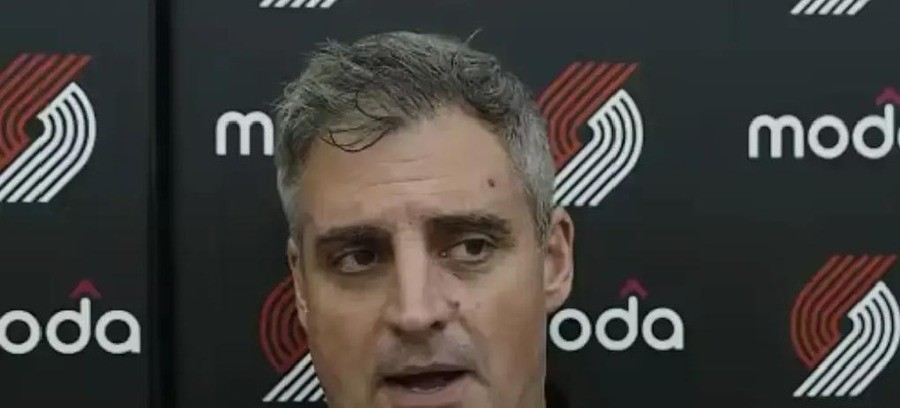 杨瀚森20岁生日当天被NBA首轮选中，2026年10月10日，主教练被记者追问时，需要专门说一句“没有排除他上场”。
2025年6月26日，杨瀚森20岁生日，首轮第16顺位被开拓者选中。中国第三位NBA首轮秀。新华社和光明网都报了。那时候的标题全是“生日夜”“中国第三位”。
一年零四个月后，2026