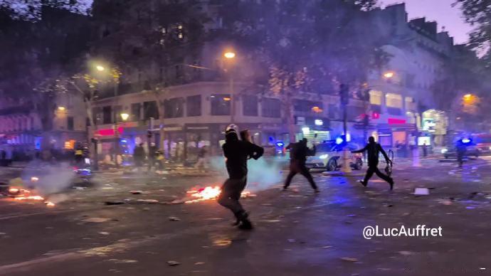 法国这波骚乱，表面是打砸抢烧，本质是社会契约的暴力清算。

当政府把2027年预算里的540亿欧元公共开支一刀切掉时，其实是在单方面撕毁与民众的隐形合约。债务占GDP 119%的压力下，公共服务崩塌成了必然结果。利摩日那座躲过两次世界大战的143年市政厅被纵火，钟楼坍塌，这不仅是物理上的破坏，更是民 ​
