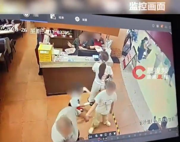 【女子称被男童摸臀双方3次调解未果，监控曝光】4岁男童被指摸臀双方均拒道歉 近日，来自福建的女孩小熊称，8月26日，在长沙某餐厅内被4岁男孩摸了屁股，男孩父母表示孩子只是跑步过程中不慎触碰，并非故意。女子要求男童父母书面道歉、承诺会管教好孩子。男童父母要求女子为小孩受伤道歉。

小熊回忆，在