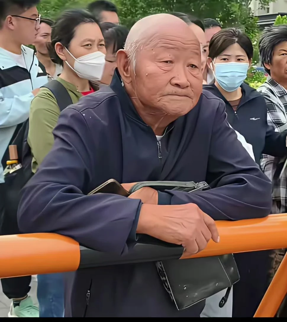 77岁爷爷为孙子送考，这一幕看哭了无数人