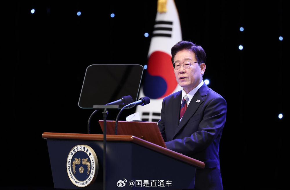 【#李在明支持率跌至新低# 国务总理发声】韩国媒体14日发布的一项民意调查结果显示，总统李在明的支持率降至33.8%，为其去年6月上任以来新低。韩国国务总理韩圣淑表示，政府正在认真倾听民意，反思不足并加以改进。
韩国民调机构“真实计量器”7日至11日就李在明施政情况对全国2515名成年人展开调查。 ​