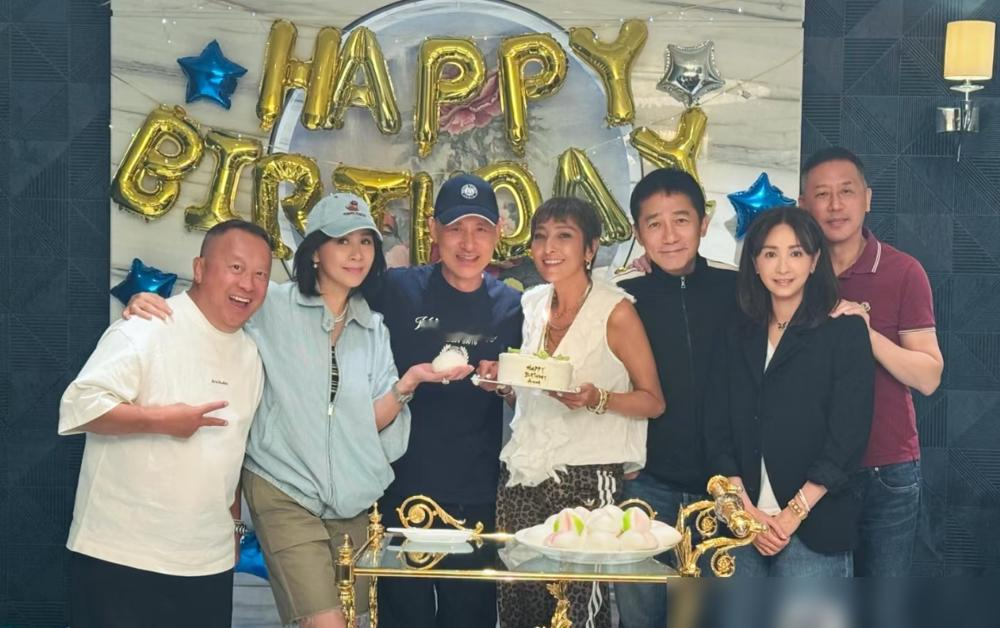 一张满是影帝歌神的合照，硬是被一个58岁的寡妇抢了风头。
8月25日，上山诗钠62岁生日宴，梁朝伟、刘嘉玲、张学友全来了。但全场最绝的，是低调站后排的冻龄港姐吴婉芳。
2017年富豪丈夫猝然离世，她没崩盘，转头就把孩子焊死在顶级圈层。大儿子，娶了霍英东的亲孙女；5月23日二儿子大婚，张学友直接以