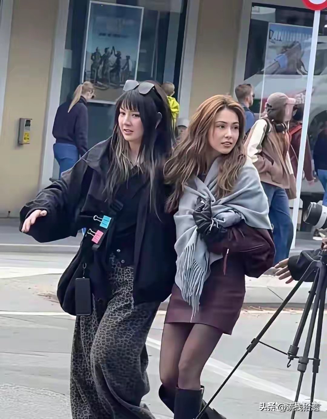 昆凌悉尼街头被偶遇，一头蓬松的金色卷发衬得小脸特别精致 ​