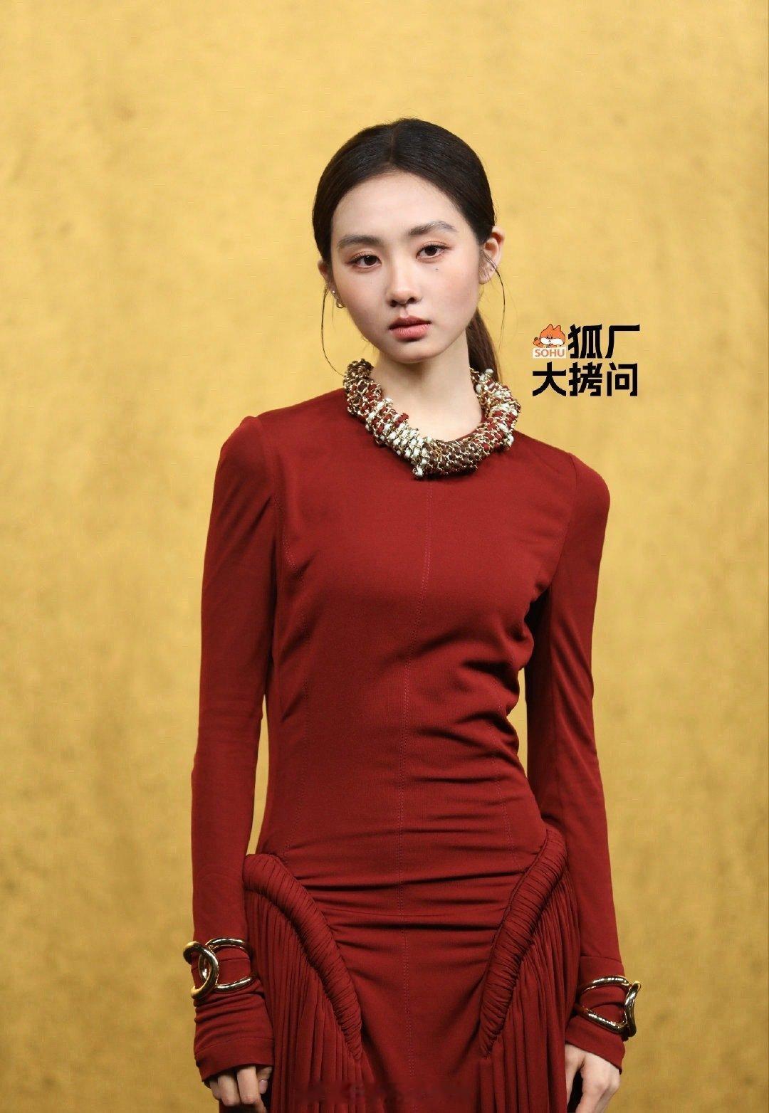 黄多多VOGUE盛典红毯生图来了，有顶流小花的气质吗？ ​
