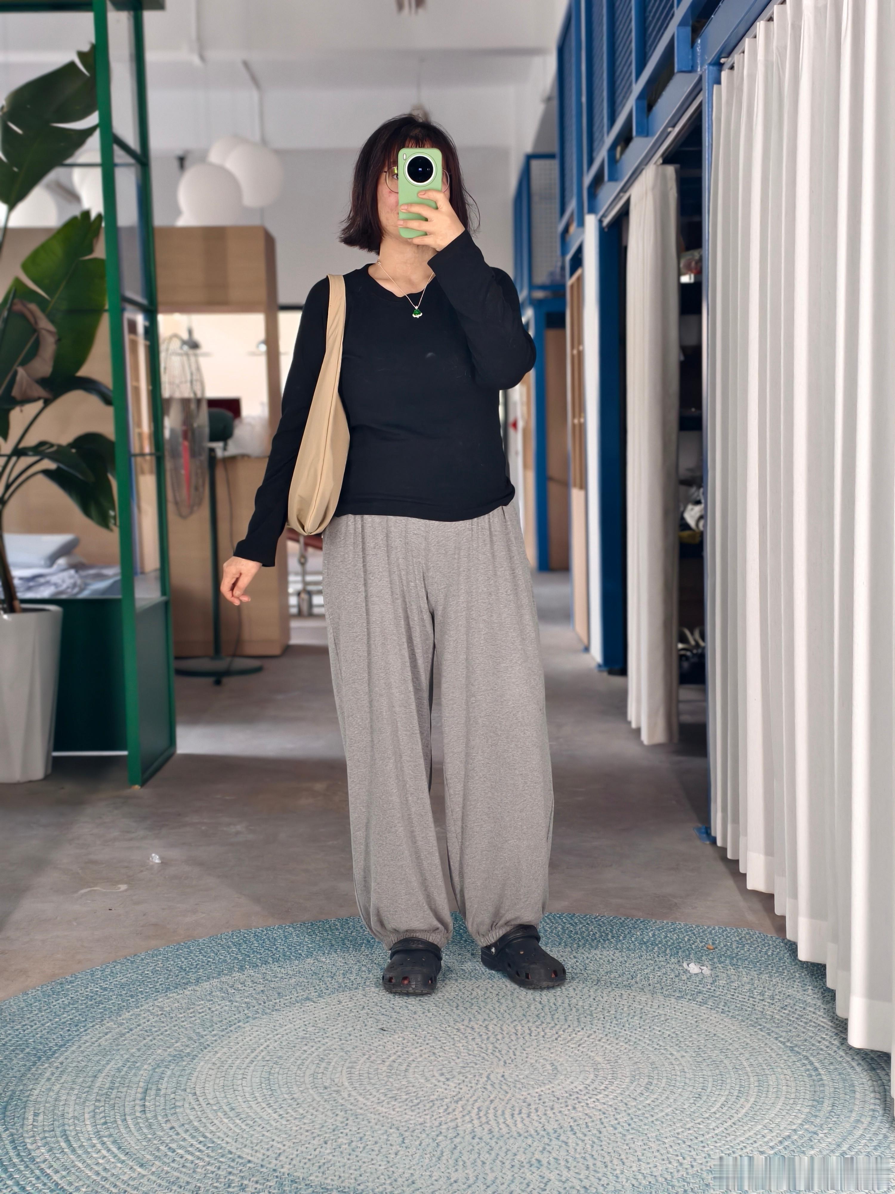 ootd 昨天试穿完了就没有换回去。回家洗了洗今天又穿上了。我的头发又变得很奇怪，该剪头发了。 ​​​