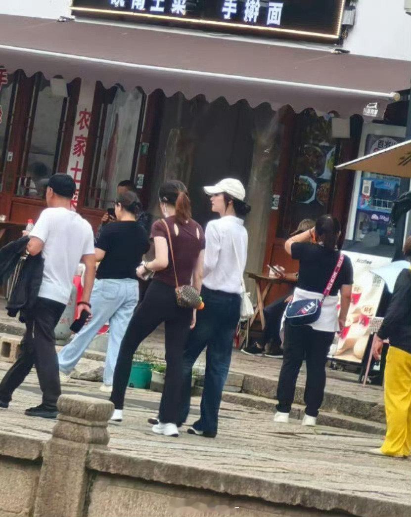 [泪奔]这个王楚然又去九华山了啊[捂嘴哭]不过也是九华山一旦去要三年起步
不得不夸一下真高挑，还有就是要进组了吗[柯基] ​