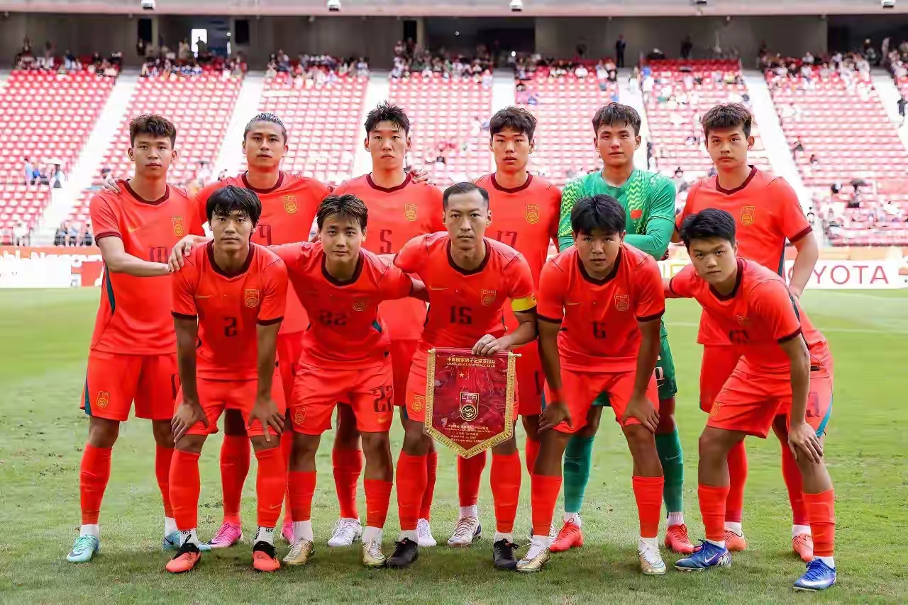 国足未来5-8年几个铁打的主力有门将李昊、中后卫朱辰杰、彭啸、刘浩帆。左后卫胡荷韬、右后卫杨希、前腰万项、后腰依木兰、左边锋王钰栋。锋线上就归化几个个人能力很强的巴西球员。像克雷桑这种的。国奥、国足都应该围绕这些人去构建、磨合阵容。冲击2030年世界杯还是有指望的。现在30岁以上的球员就不要再指望了