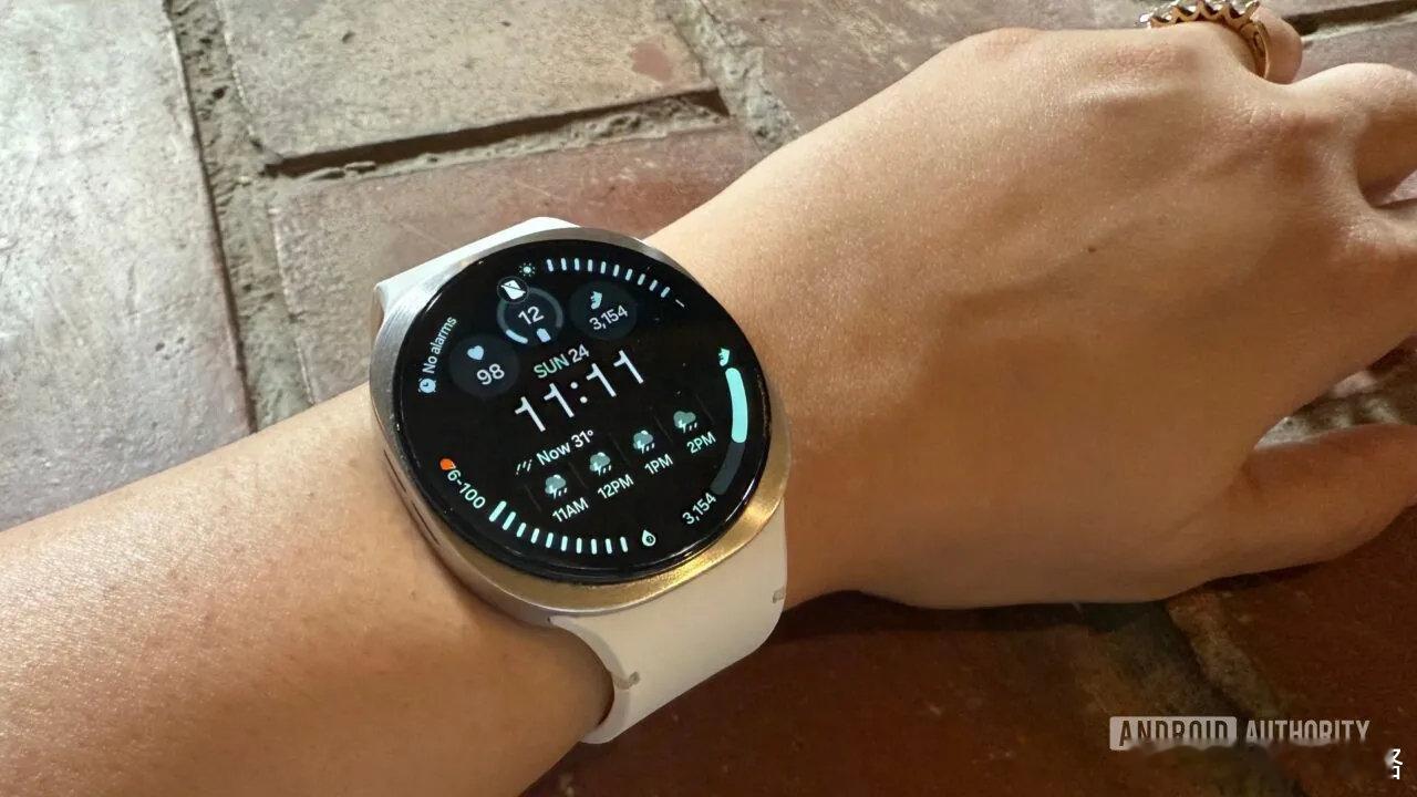 三星 Galaxy Watch 8 新版 Beta 修复 AOD 时间显示错误
三星这波更新挺及时的，Galaxy Watch 8 的 One UI 9 Watch Beta 2 终于把常亮显示时间不对的烦人 bug 给修了，还顺带优化了健康监测和表盘稳定性。看来厂商对测试版的反馈很重视。我挺期待正式版推送，不过也担心会不会有新问题。 ​