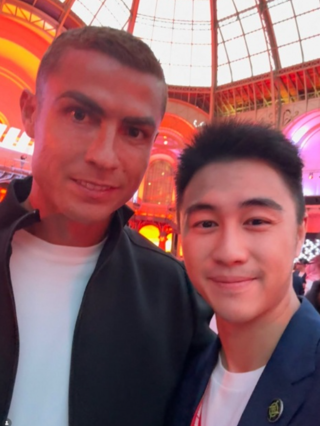 何猷君晒合影C罗：终于能告诉GOAT，我以他名字为我儿子命名

在巴黎进行的电竞世界杯闭幕式上，澳门赌王何鸿燊之子何猷君和C罗合影。

何猷君表示：“我能得到一个SIUUUU吗！感谢EWC让这一切发生。我终于可以告诉GOAT，我以他的名字为我儿子命名，C罗万岁！”

何猷君和妻子奚梦瑶的儿子叫何广燊