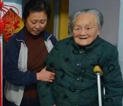 1966年，一对干部夫妻被带走，临走前，他俩将保险箱的钥匙塞到47岁保...