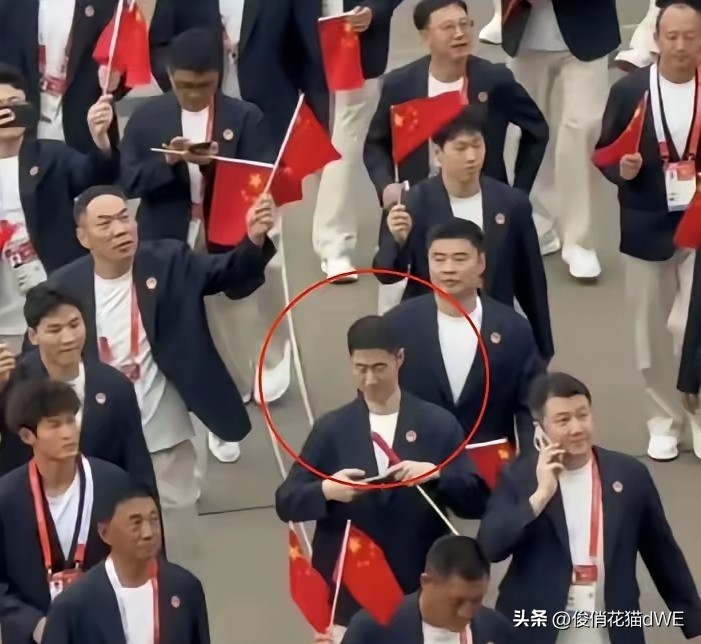 国乒全员缺席开幕式
不少球迷蹲守开幕式直播，翻遍镜头都没找到孙颖莎、王曼昱、王楚钦等国乒队员的身影，只有王励勤主席现身开幕式现场。
前方消息确认所有乒乓球队员都不会出席，毕竟次日男女团就要开启一日双赛的高强度赛程，留足时间休息调整攒体力，比凑开幕式镜头更实在。