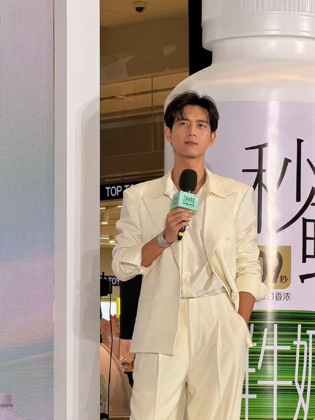 #李现回家宠粉# 李现一开口说湖北话，全场就绷不住了。在外面是演员李现，回到武汉就是那个荆州伢。家乡话加家乡食材，这杯下午茶还没喝就已经对味了。 ​