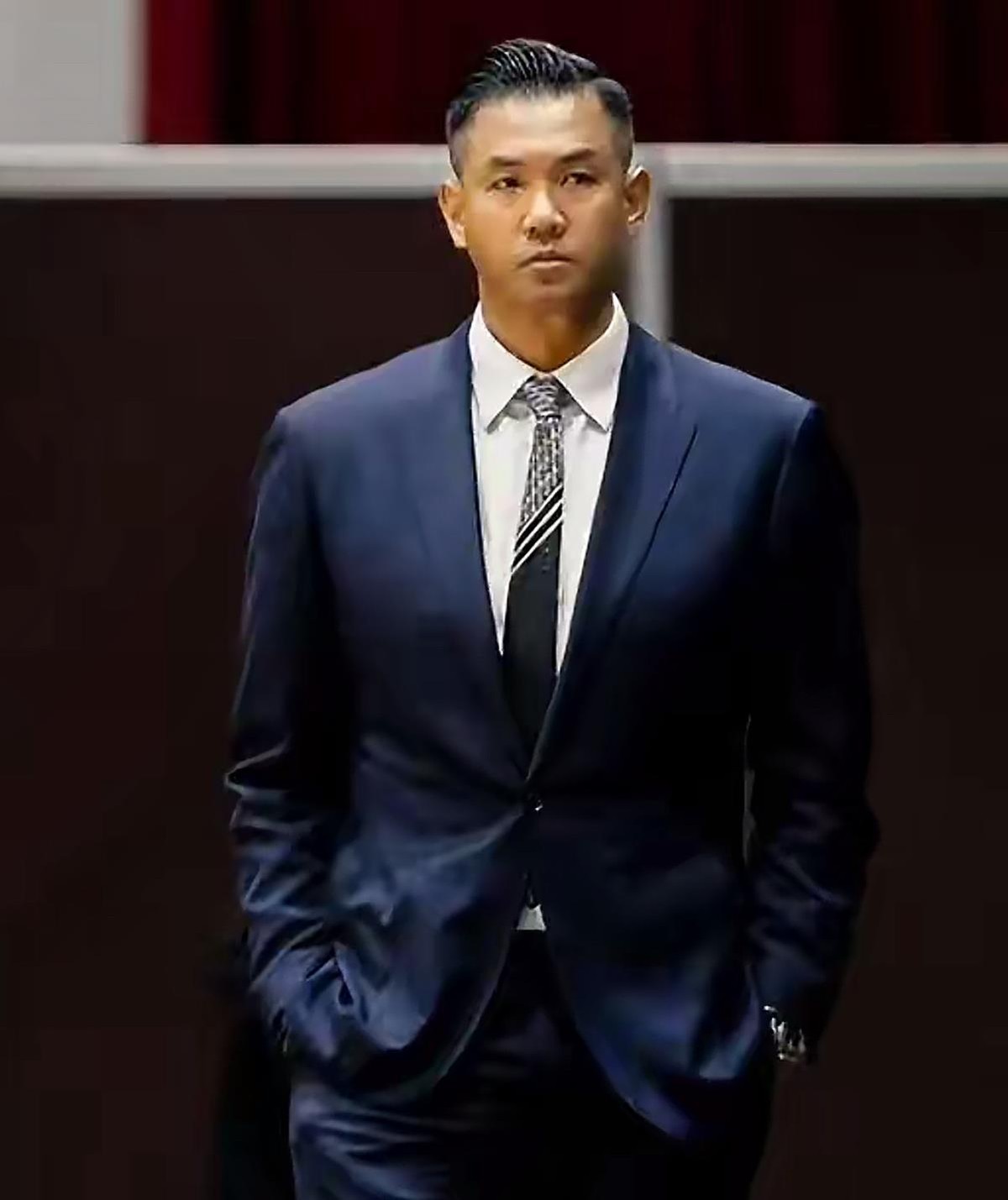 49岁的陈建州看球看到一半突然心梗，血管堵了九成，差点没命。出事前他还在跟朋友聚会，下午去球场看练球时突然胸闷，第一反应是灌中药和胃药硬扛。扛不住了才被送进台大医院，一查就是急性心肌梗塞，直接开刀装支架，人推进了加护病房。范玮琪接到消息整个人一片漆黑，当场吓哭，她说再晚五分钟，想都不敢想。最让人后怕