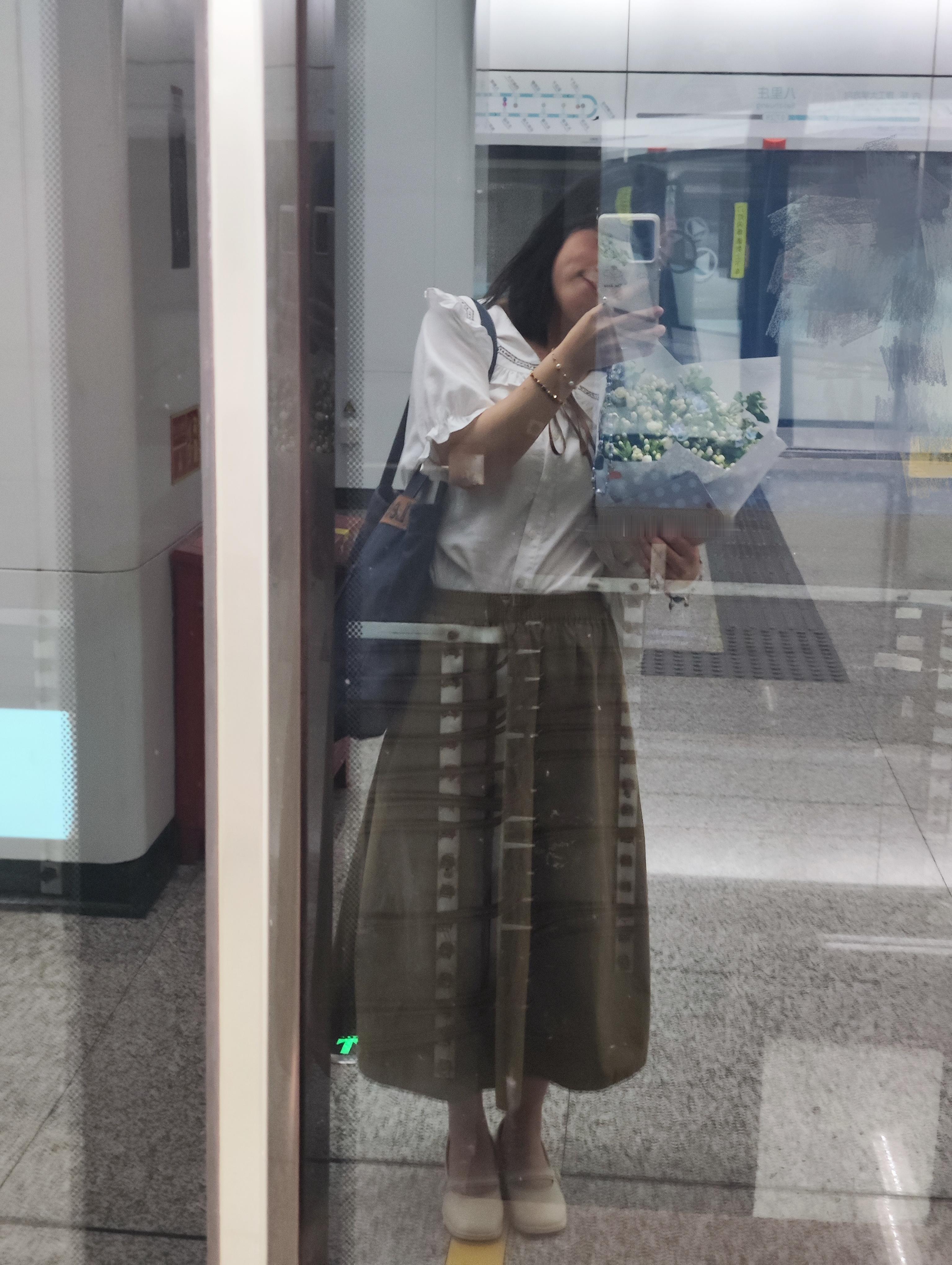 今天收到了珉珉和梅梅亲手包的花束 今天也是倍感幸福的女孩吧 爱妳们 茉...