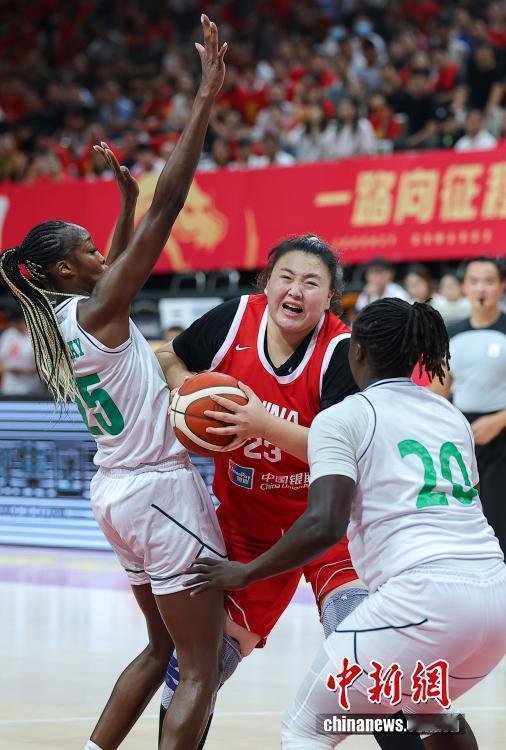 【中国女篮险胜】8月7日晚，2026年中国女篮热身赛“海椒集团杯”中国...