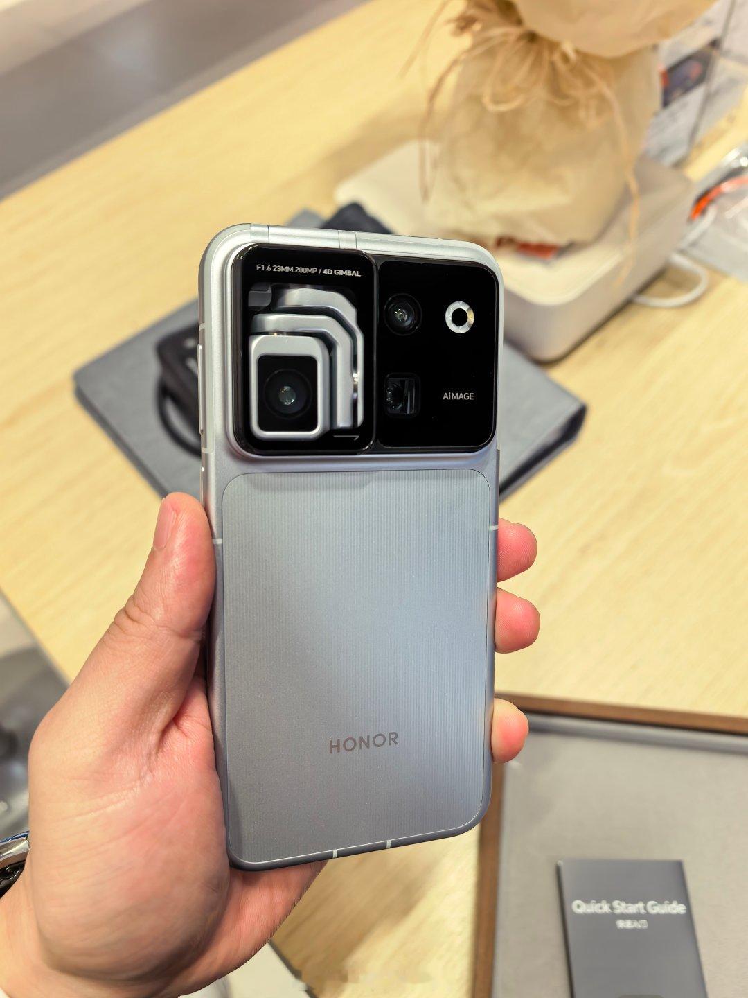 拿下第一台机器人手机～#荣耀robot phone# ​