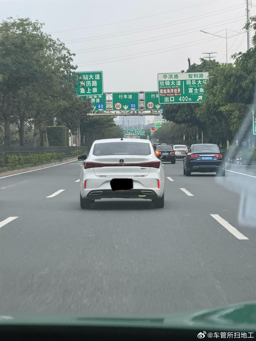 长安一代神车
今天下班路上居然看到老款长安逸动，当年出了名的皮实耐造，给人一种沉稳的感觉，换代之后就更加年轻了#长安汽车# ​