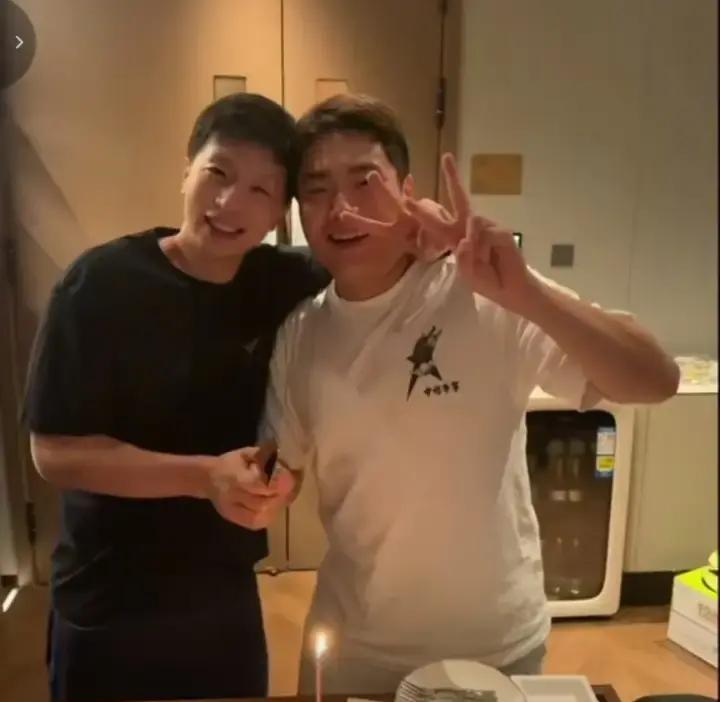 一张国乒私下聚会的合影，直接把刘丁硕的评论区给干沦陷了。
起因特简单，有人顺着照片数人头：关门弟子、马龙、王楚钦、闫安……挨个看过去，全是成双成对或者感情有着落的。
网友们眼尖得很，扫了一圈立刻发现盲点：
合着一桌子人热热闹闹，就大番刘丁硕还是个“单身汉”？
这下评论区彻底刹不住车了，全网都