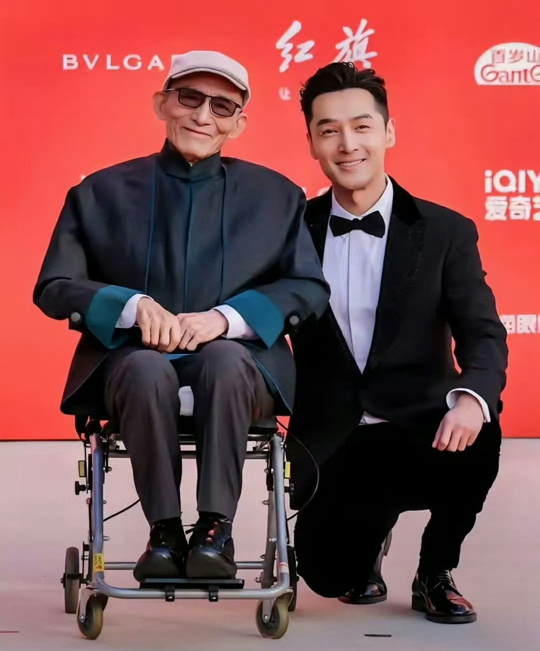 #胡歌悼念游本昌# 从片场的爷孙相处到朋友圈的置顶认可，游本昌先生对胡歌的爱，从来都是实实在在的。如今胡歌悼念，字字真心。 ​