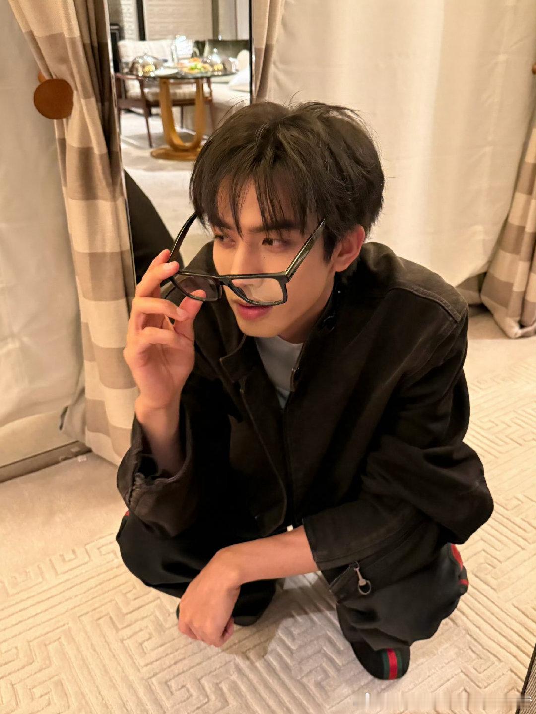 我的爱人。宋威龙。宋世全。Song Weilong。长腿老头。龙龙。龙姐。威少。宋珊珊。松尾绒。甜九。龙儿。卫龙。龙哥。宋太皇。木头帅哥。威龙。龙龙宝贝。 ​