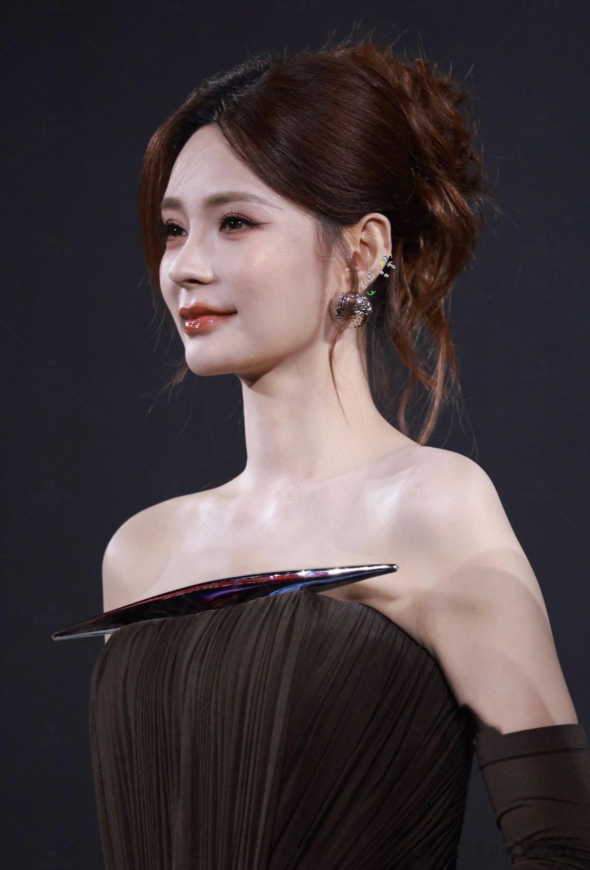 沈梦辰简直就是变美高手
相比早期的模样
披哥主持现场的沈梦辰真是又白又洋气