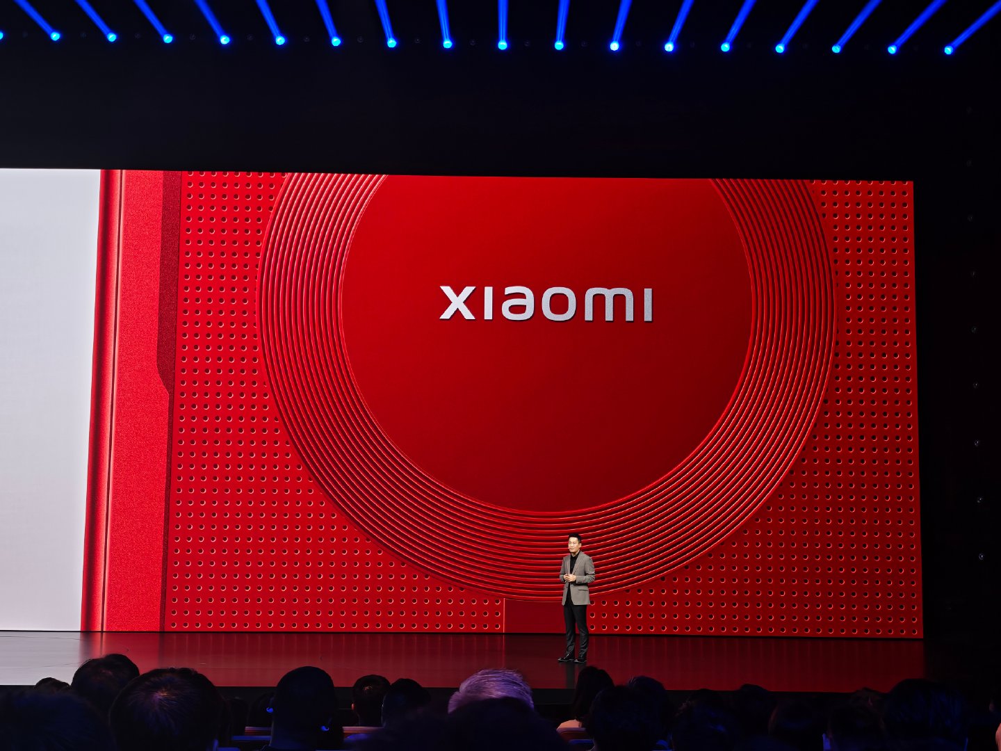 最后，是小米 18 Pro 系列透明特别版。基于 16GB+1TB 版本打造，有参考真机内部结构做的壁纸。Pro 的售价为 9999 元，Pro Max 为 10999 元 ​
