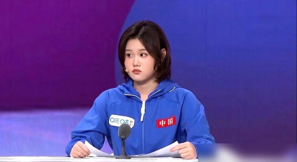 有人直播被喊“做我儿媳妇”，张家齐一句话就把场子圆回来了。
网友刷屏起哄，她没黑脸，也没顺着玩笑往下接。只笑着说，那我得先问问妈妈同不同意，毕竟现在人生大事得自己拿主意。
这话听着软，其实边界钉得死死的。既给了对方面子，又没把自己架上去当话题消耗品。
退役才一年，她带货冲上生鲜榜第一，综艺里穿