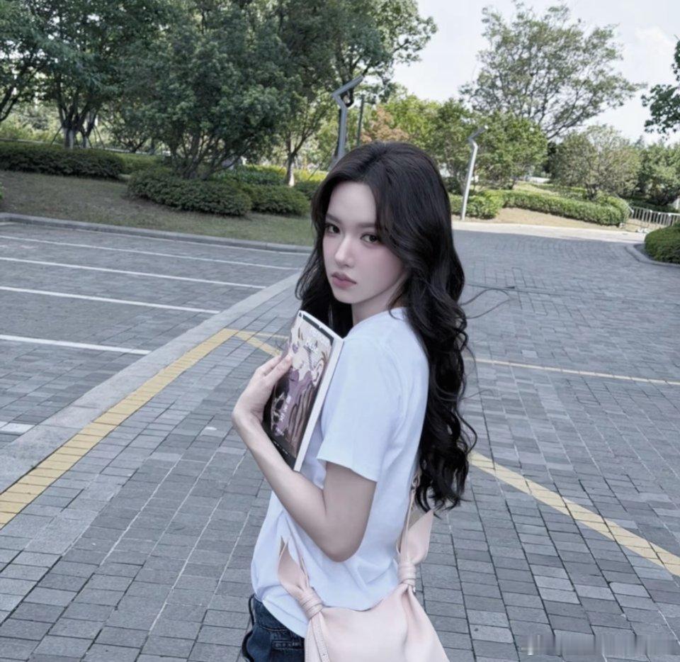 #程潇[超话]#嘿大家好 我是困困喵 是一名高中生 性格活泼开朗希望大家能多多眼熟一下我 嘿嘿 喜欢喜欢程潇的宝宝  然后就是想知道一下微博浏览热度有什么用呀 好像也是推广吧#程潇[超话]# ​