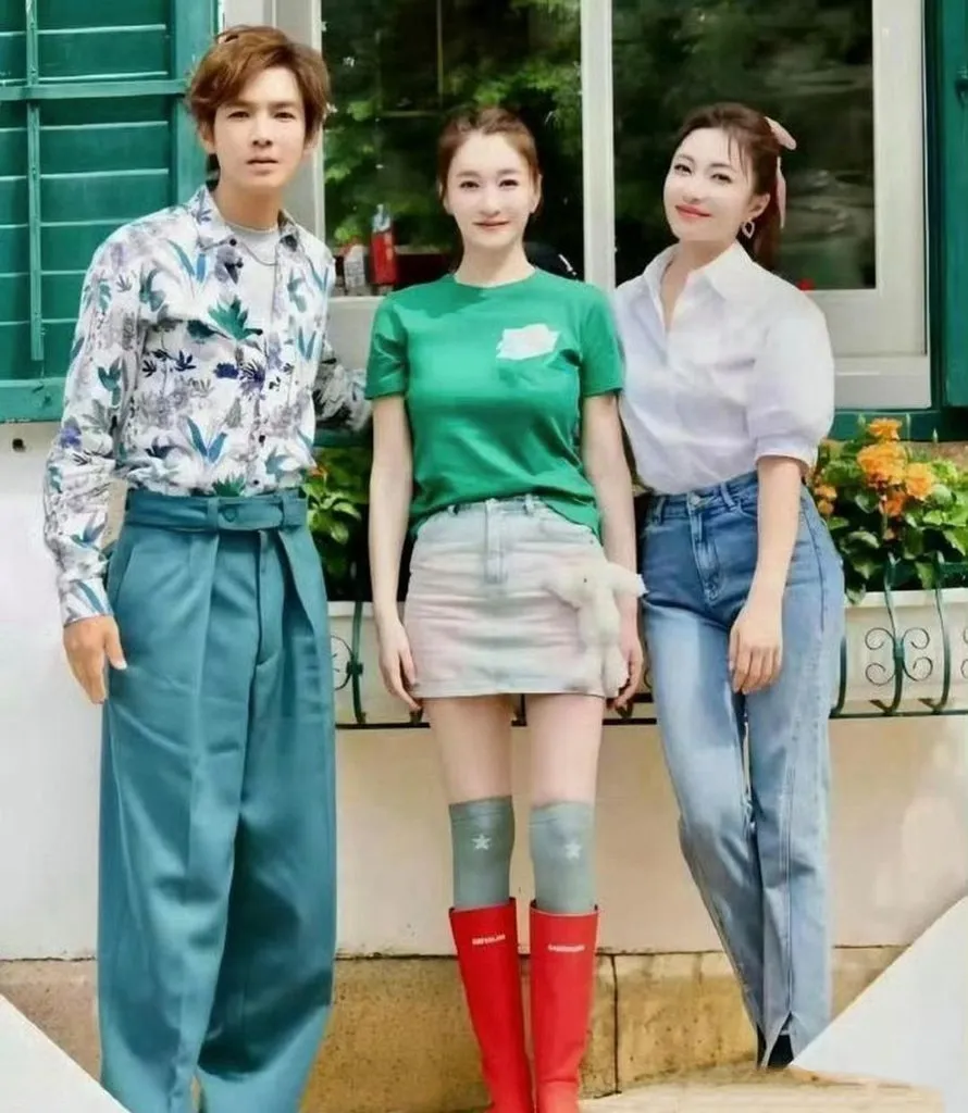 李小冉早年无修图旧照曝光，终于明白为什么有人愿意追她整整十年。
 
没有滤镜，没有精修，原生镜头下的她皮肤白皙通透，五官精致舒展，一颦一笑都带着浑然天成的韵味。
身材高挑纤细，气质清冷又温柔，站在人群里一眼就能被注意到。

从早年到现在，她的状态一直在线。岁月似乎格外优待她，沉淀下来的是更从容的气质