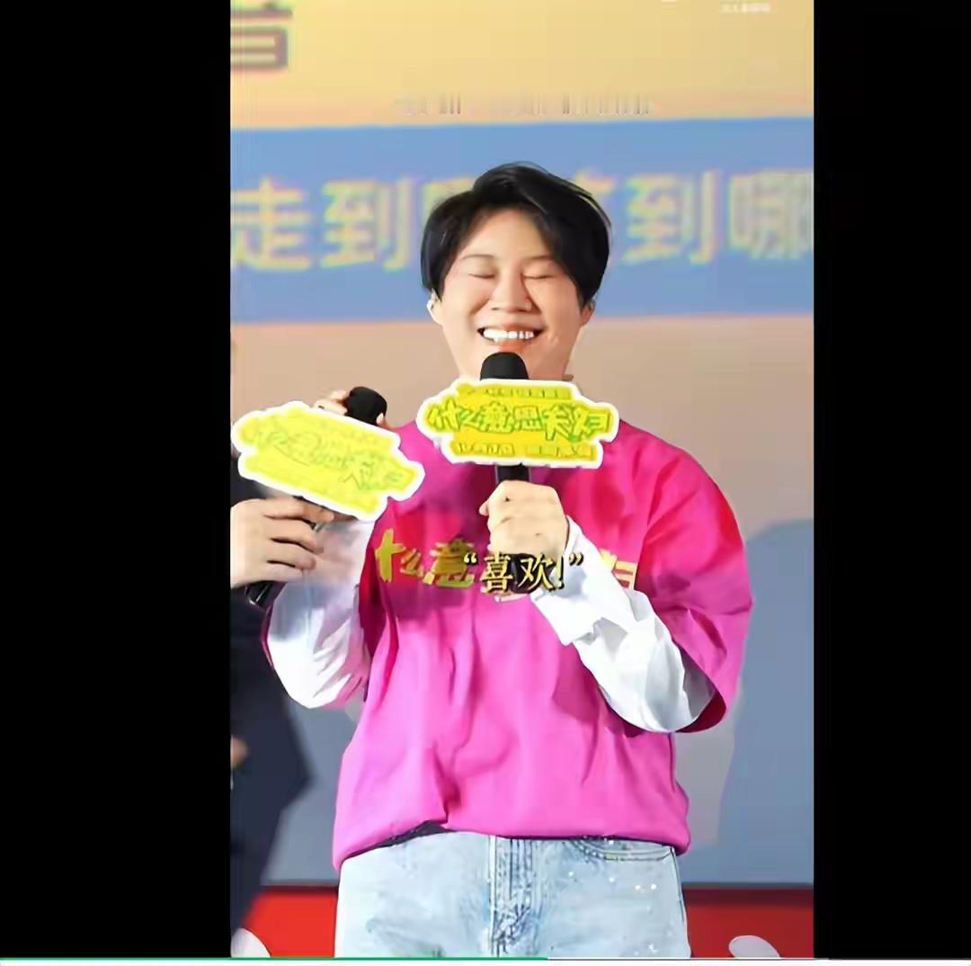 小沈阳夫妇逆袭成国庆档票房黑马！
        说实话，今年国庆档看到这个结果，我是真的被狠狠打脸了。上映之前，谁看好过小沈阳跟沈春阳这部片子？没有大导演加持，没有铺天盖地的宣发，一开始排片少得可怜，圈内不少人直接把它归为陪跑炮灰，我当初也以为就是一部普通喜剧片。
 
       可现实就是这么