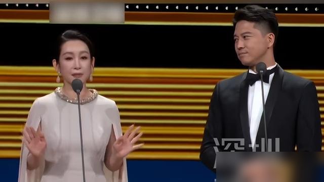 秦海璐台上嘴一瓢，“优秀女演员”刚出口，台下王雷直接接了一句：“再看一遍也没我！”
全场笑翻，尴尬瞬间变名场面。
这是飞天奖现场，王雷刚凭《我们的河山》拿了优秀电视剧奖。颁奖环节秦海璐念错性别，他一句自嘲把事故接成了包袱。
没台本，没准备，纯靠业务底子托底。两年前他凭《功勋》李延年拿视帝，靠的