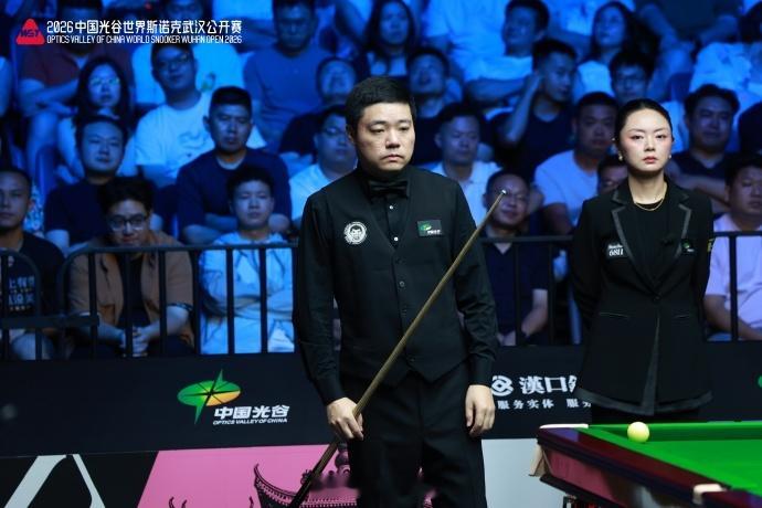 64进32轮次  比赛开场，利亚姆·戴维斯连胜三局以3-0领先丁俊晖...