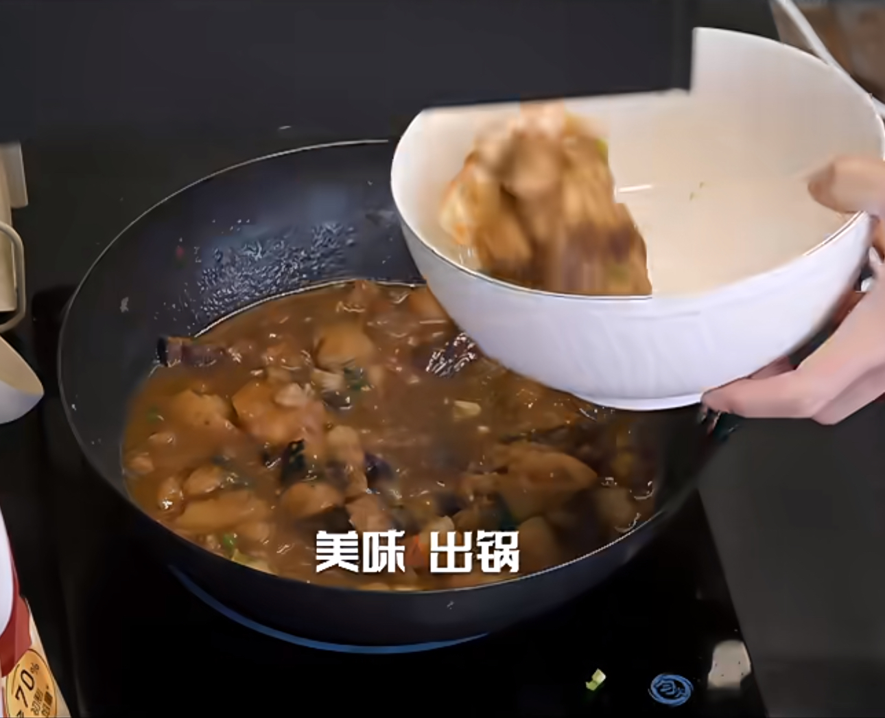 小沈阳食堂营业，张睿直接光盘炫饭！
《披荆斩棘2026》花絮氛围感拉满，小沈阳的专属食堂准时开饭！一锅热气腾腾的茄子炖土豆出锅，汤汁浓郁看着就诱人。
张睿吃得超投入，大口干饭直呼对胃口，还说不加肉都很好吃，直接把米饭一扫而空。小沈阳在一旁笑着搭话，夸赞汤汁拌米饭无敌。
没有舞台上的紧张比拼，俩东北哥