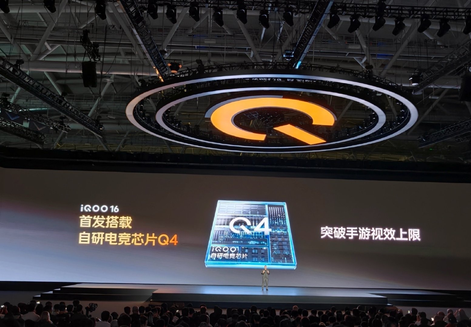 iQOO16除了出众的设计、功能表现，还带来行业独家8K游戏相机，3款热门游戏光追+超分+超帧三视效并发！#iQOO16新品发布# ​